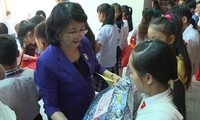 Tet gifts presented to policy beneficiaries, needy people 