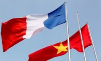 Party leader leaves Hanoi for official visit to France