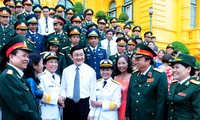 Presidente de Vietnam estimula a los militares a desarrollar economía doméstica 