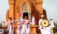 Los étnicos Cham con su música y danza tradicional