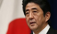 Primer ministro japonés inicia en Vietnam su primera visita al exterior