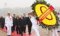 Los líderes vietnamitas rinden homenaje al Presidente Ho Chi Minh 