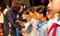 Vicepresidenta vietnamita otorga becas a niños con pocos recursos de Hung Yen 