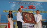 Vicepremier vietnamita asiste al acto de inauguración de una escuela secundaria en Long An