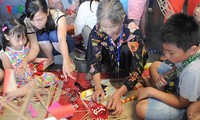 Niños vietnamitas festejan la Fiesta del Medio Otoño