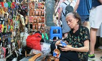 Una mujer mantiene el oficio de elaborar zuecos de madera 