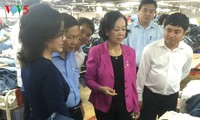 Dirigente partidista de visita de trabajo en la provincia sureña de Binh Duong 