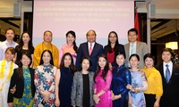 Premier vietnamita se encuentra con la comunidad nacional en Singapur