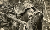 El veterano de guerra Phung Van Quan preserva el legendario bastón de bambú de Truong Son