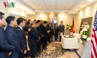 Embajadas vietnamitas en extranjero abren libro de condolencias por deceso de Do Muoi