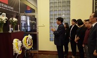 Numerosas embajadas vietnamitas en ultramar rinden homenaje a Do Muoi