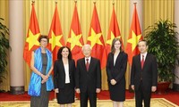 Presidente vietnamita recibe a nuevos embajadores extranjeros