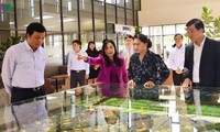 Presidenta del Parlamento vietnamita se reúne con empresas extranjeras en Ba Ria-Vung Tau