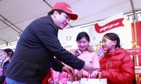 Entrega de regalos del Tet a las minorías étnicas de Lao Cai