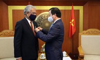 Vietnam otorga medalla conmemorativa a coordinador residente de la ONU