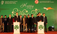 Puente Hien Luong iluminado con luces verdes para conmemorar Día de San Patricio de Irlanda