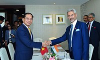 Canciller de Vietnam se encuentra con sus homólogos de India y Australia