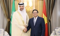 Premier vietnamita se reúne con ejecutivos de corporaciones y fondos de inversión de Arabia Saudita