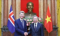 Presidente de Vietnam recibe a embajadores extranjeros