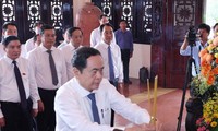 Líder del Legislativo vietnamita homenajea a dirigentes fallecidos