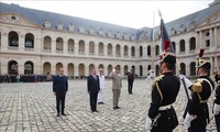  Celebran en Francia ceremonia de bienvenida a máximo dirigente de Vietnam 