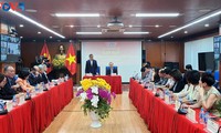 Dirigentes de VOV se reúnen con representantes de misiones diplomáticas vietnamitas