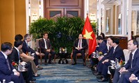 Presidente del Parlamento vietnamita se reúne con dirigentes de corporaciones singapurenses