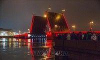 Puente del Palacio de San Petersburgo se eleva para celebrar el Año Nuevo Lunar 