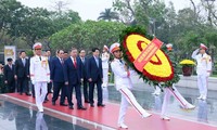 Líderes vietnamitas rinden homenaje al Presidente Ho Chi Minh por el 50.º aniversario de la Reunificación Nacional