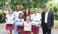  Premian en Cuba a ganadores de concurso sobre la amistad Cuba–Vietnam