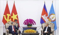 Líder partidista de Vietnam se reúne con el presidente honorario del Partido Popular Camboyano