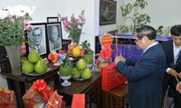 Primer Ministro de Vietnam visita a exdirigentes y rinde homenaje a líderes históricos con motivo del Tet