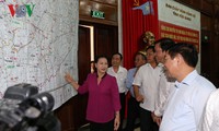 ประธานรัฐสภา เหงียนถิกิมเงิน ตรวจสอบงานด้านการเลือกตั้งที่จังหวัดโห่วยาง