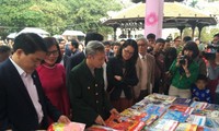 เปิดถนนหนังสือตรุษเต๊ตปีระกา 2017