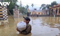 ฝนตกและน้ำท่วมสร้างความเสียหายอย่างหนักทั้งด้านชีวิตและทรัพย์สินให้แก่ภาคกลางและเขตเตยเงวียน