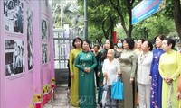 งานนิทรรศการ 90 ปี-นิมิตหมายที่รุ่งโจรน์ของสมาพันธ์สตรีเวียดนาม