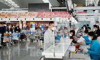 มีผู้โดยสารระหว่างประเทศเข้าและออกจากเวียดนามประมาณ 153,000 คนตั้งแต่เดือนมกราคมปี 2022