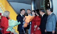 ประธานาธิบดีฝรั่งเศส เอ็มมานูเอล มาครง และภริยาเดินทางถึงกรุงฮานอย เริ่มการเยือนเวียดนามอย่างเป็นทางการ