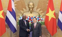 ประธานสภาแห่งชาติ เจิ่นแทงเหมิน ให้การต้อนรับและเจรจากับประธานรัฐสภาคิวบา