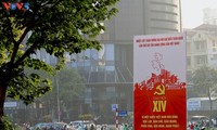 กรุงฮานอยกับการประดับประดาด้วยธงชาติและดอกไม้มุ่งสู่การประชุมสมัชชาใหญ่พรรคคอมมิวนิสต์เวียดนามสมัยที่ 14