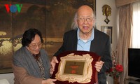 Vietnamese, French historians receive Phan Chau Trinh award