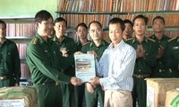 Kon Tum Library presents books to boder guards