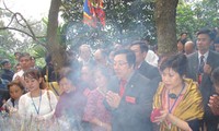 Overseas Vietnamese return to visit their homeland 