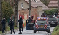 Charlie Hebdo attack: Police hunt suspects in northern France 