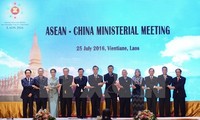 China, ASEAN pledge to resolve disputes through dialogues