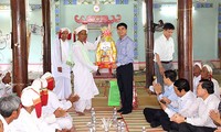 Binh Thuan leaders visit Cham people during Ramuwan festival