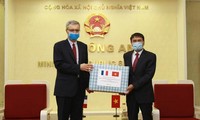 Vietnam presents face masks to France 