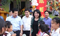 Children are given gifts as Mid-autumn festival nears 