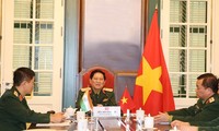 Vietnamese, Indian defense ministers hold talks