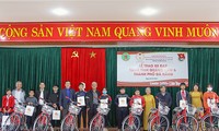 Former youth volunteers give bicycles to poor children in central region